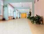 Пустые школьные коридоры.